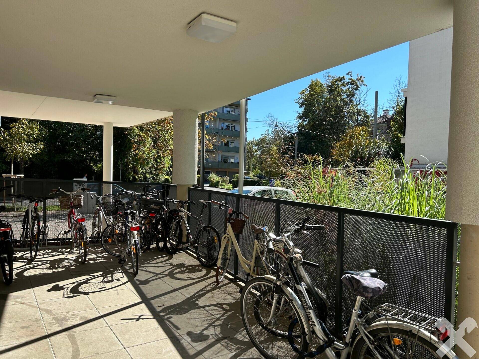 Radabstellplatz vor dem Haus