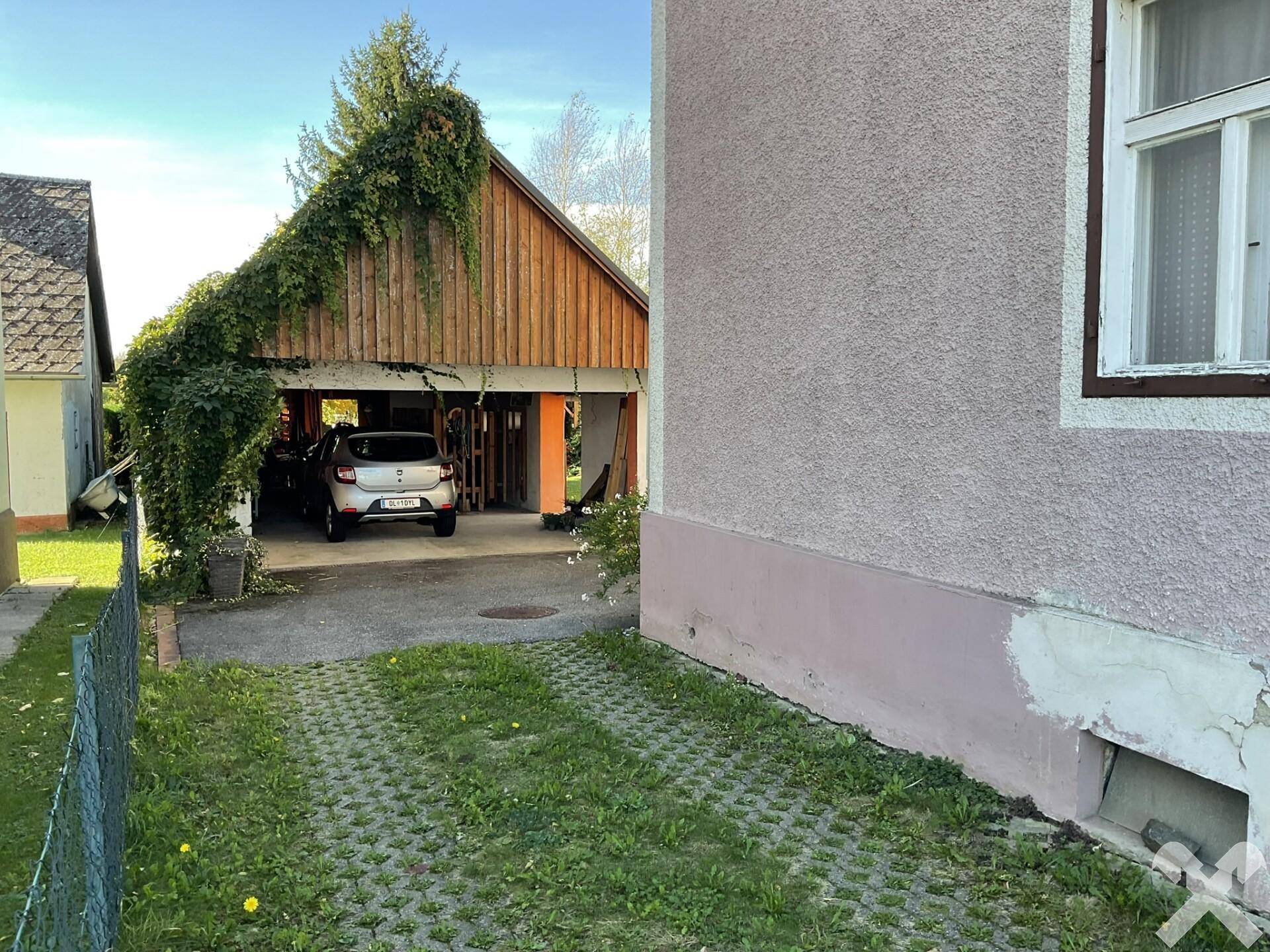 Einfahrt neben dem Haus zum Carport