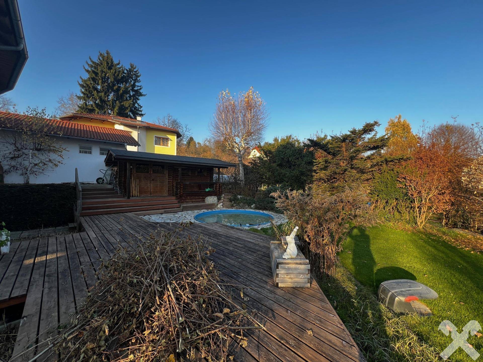 Garten mit Blockhaus