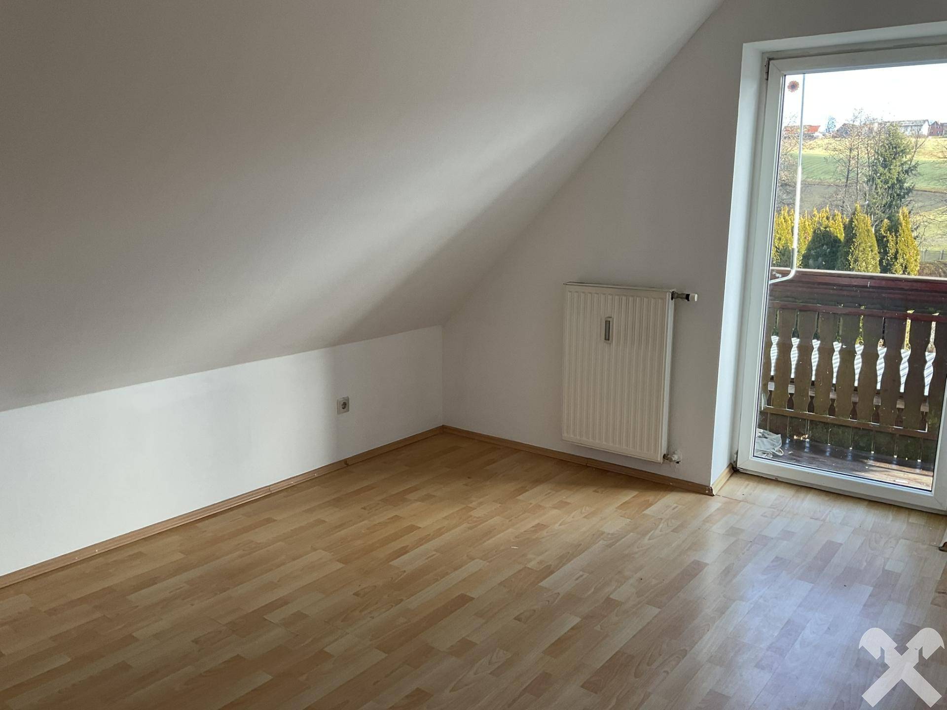 Schlafzimmer mit Zugang zum Balkon