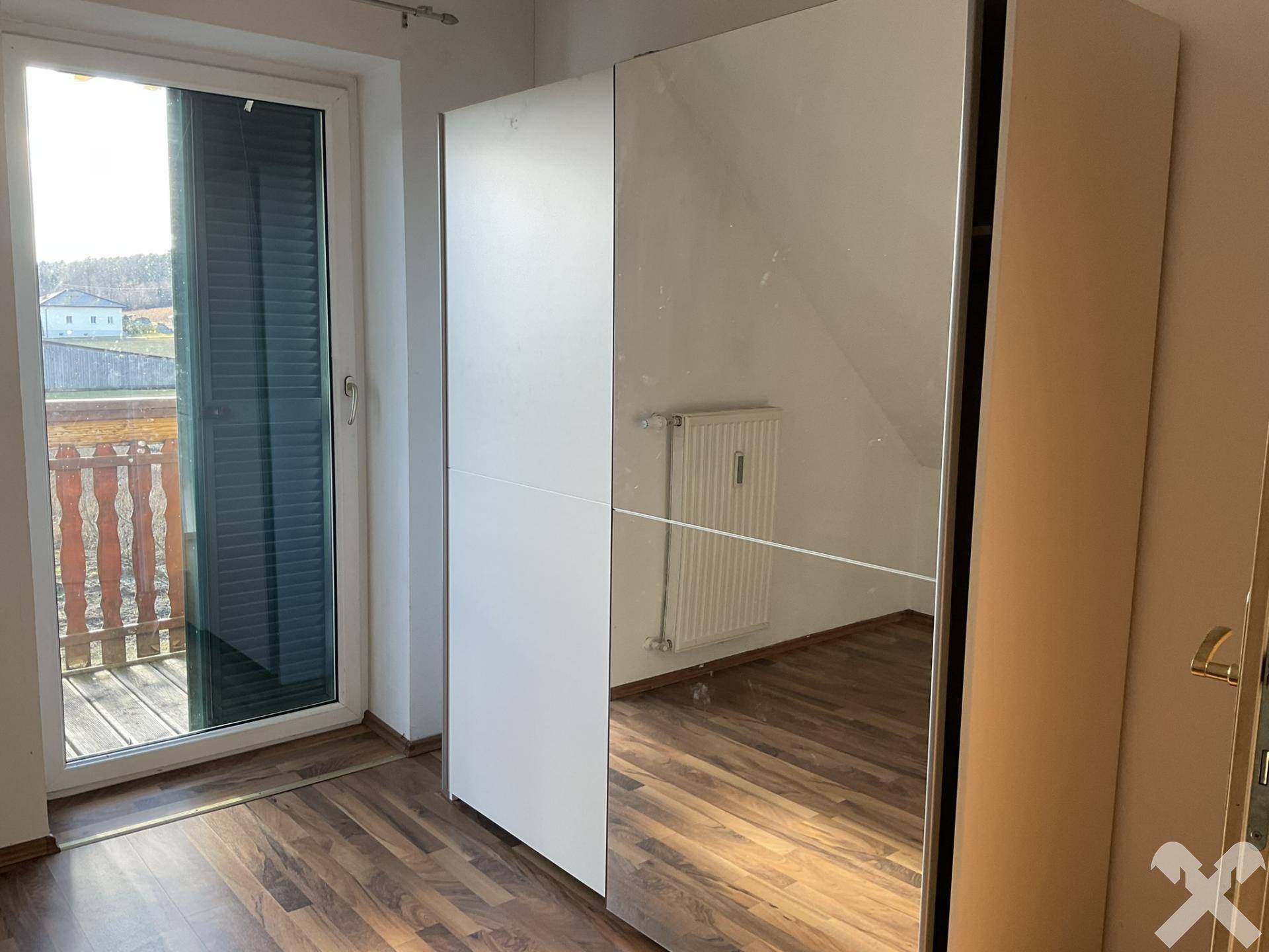 Zimmer mit Zugang zum Balkon