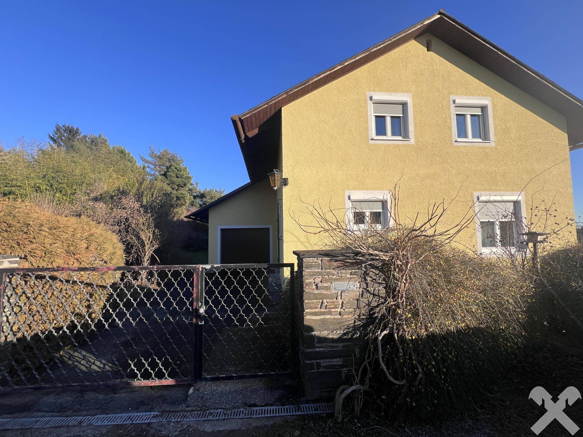 Haus mit Zufahrt und Garage