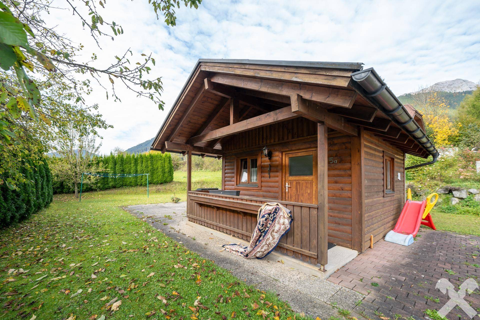 Gartenhütte mit Spielplatz