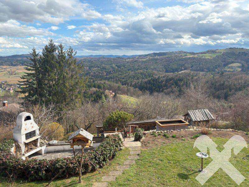 Garten mit Grillplatz und einer weiten Aussicht auf die umliegende Natur und Landschaft.