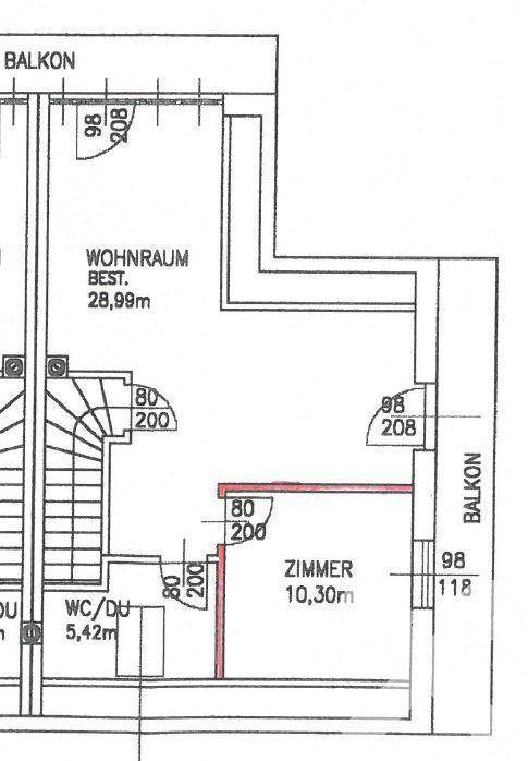 Grundriss des mittleren Geschosses mit Wohnraum, einem Zimmer, WC/Dusche und Balkon.