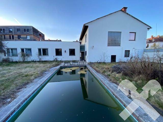 Hausansicht mit Pool