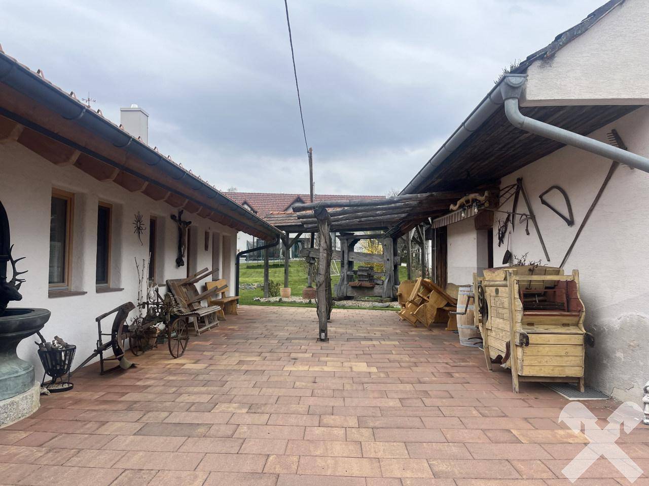 Traumhaftes Landhaus mit eigenem Kellerstöckl und Schwimmteich in Burgauberg - Mehr