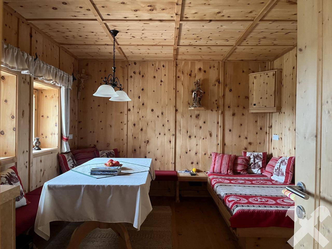 Rustikaler Essbereich mit Holztäfelung, Holzbalkendecke und traditionellen Sitzgelegenheiten.