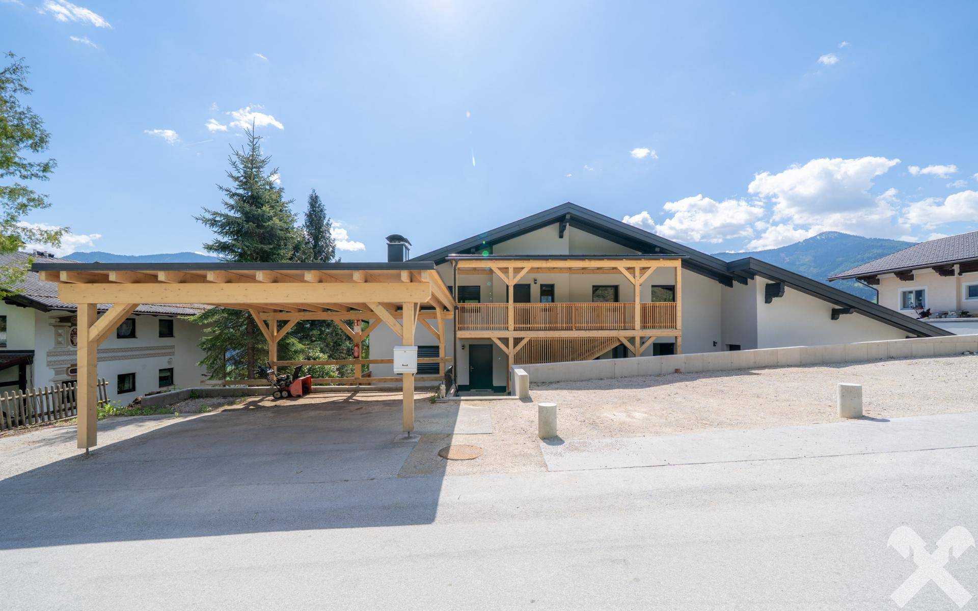Rückseite mit Eingangsbereich und Carport