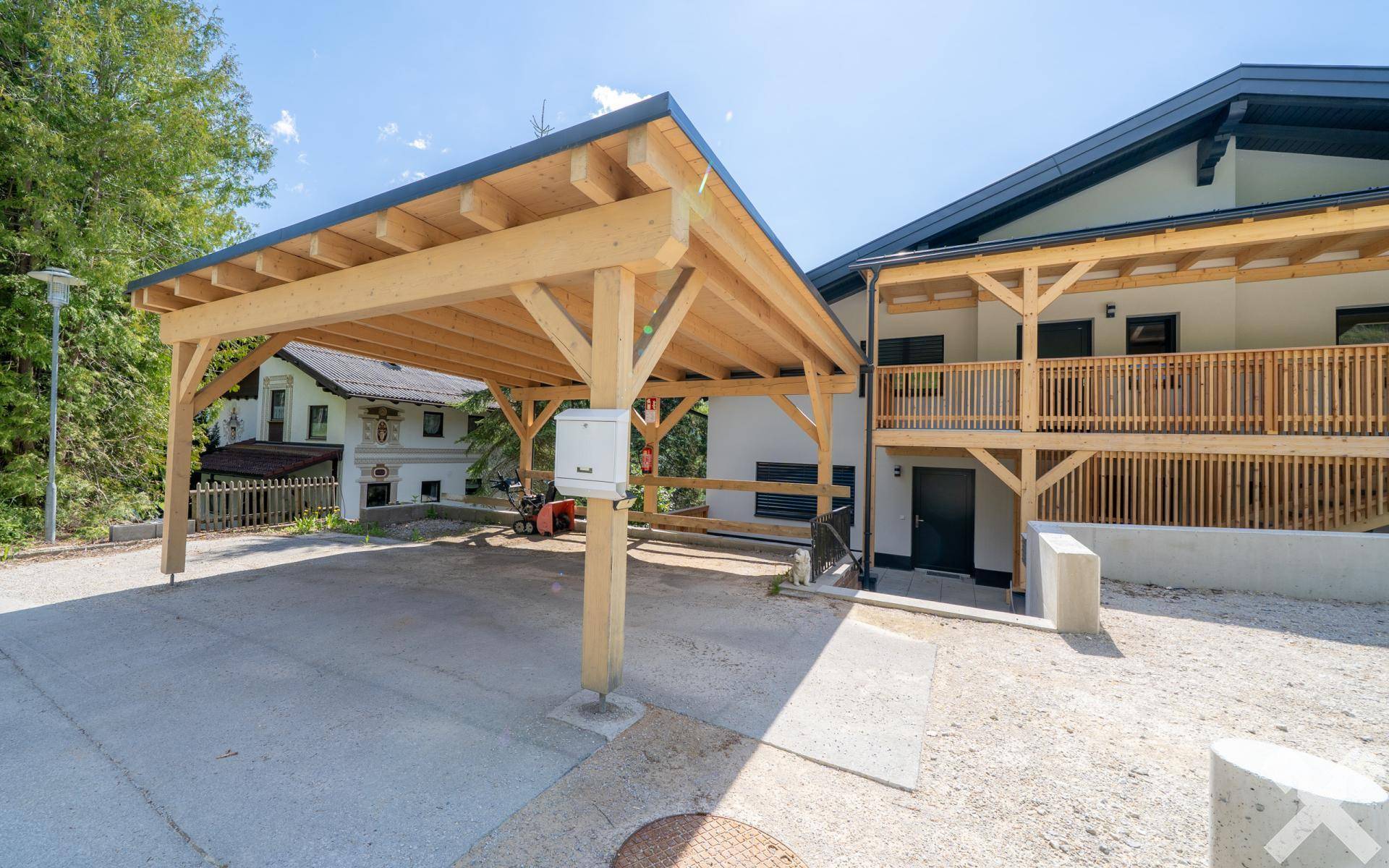 Rückseite mit Eingangsbereich und Carport