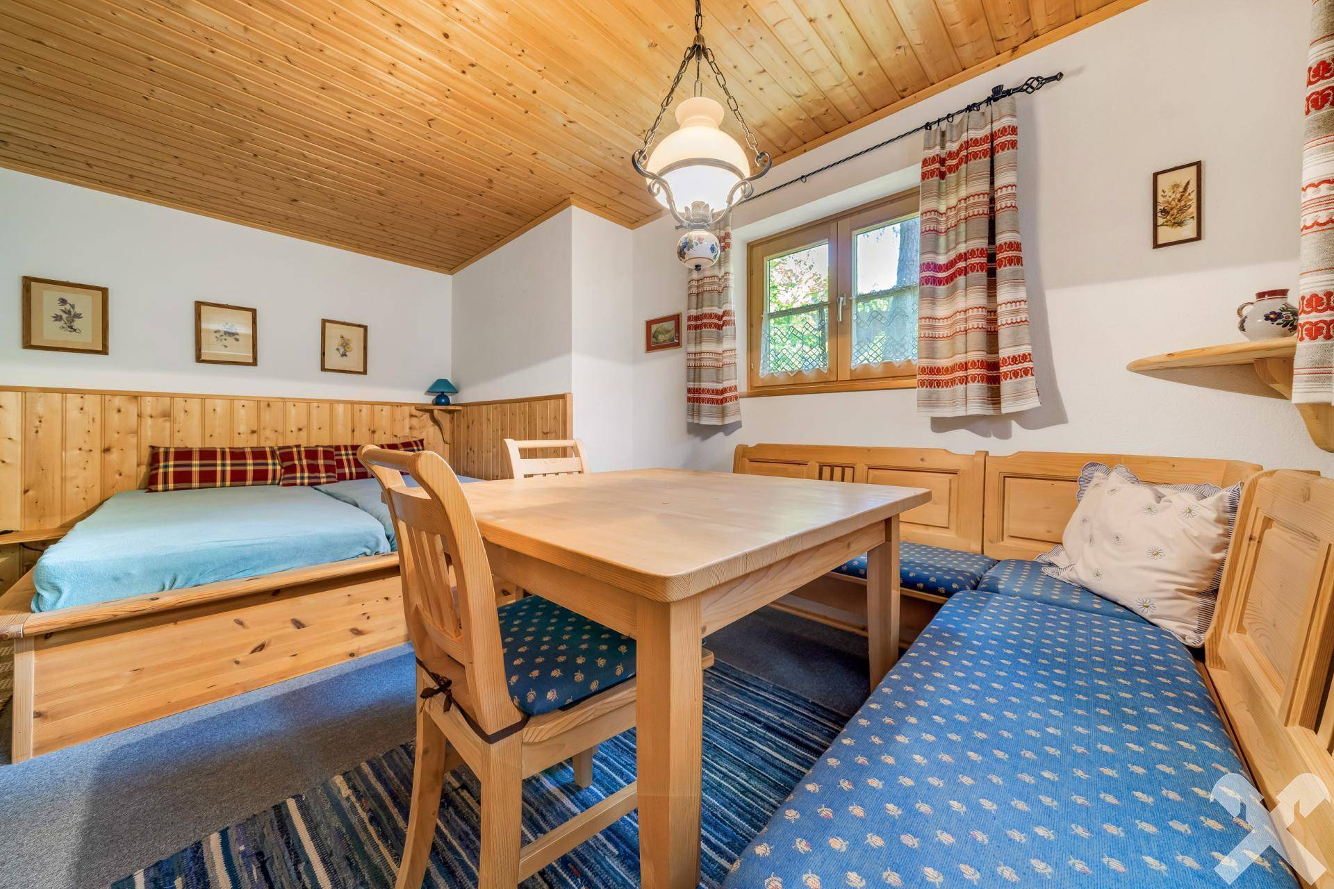 Wohn- und Schlafzimmer Untergeschoss