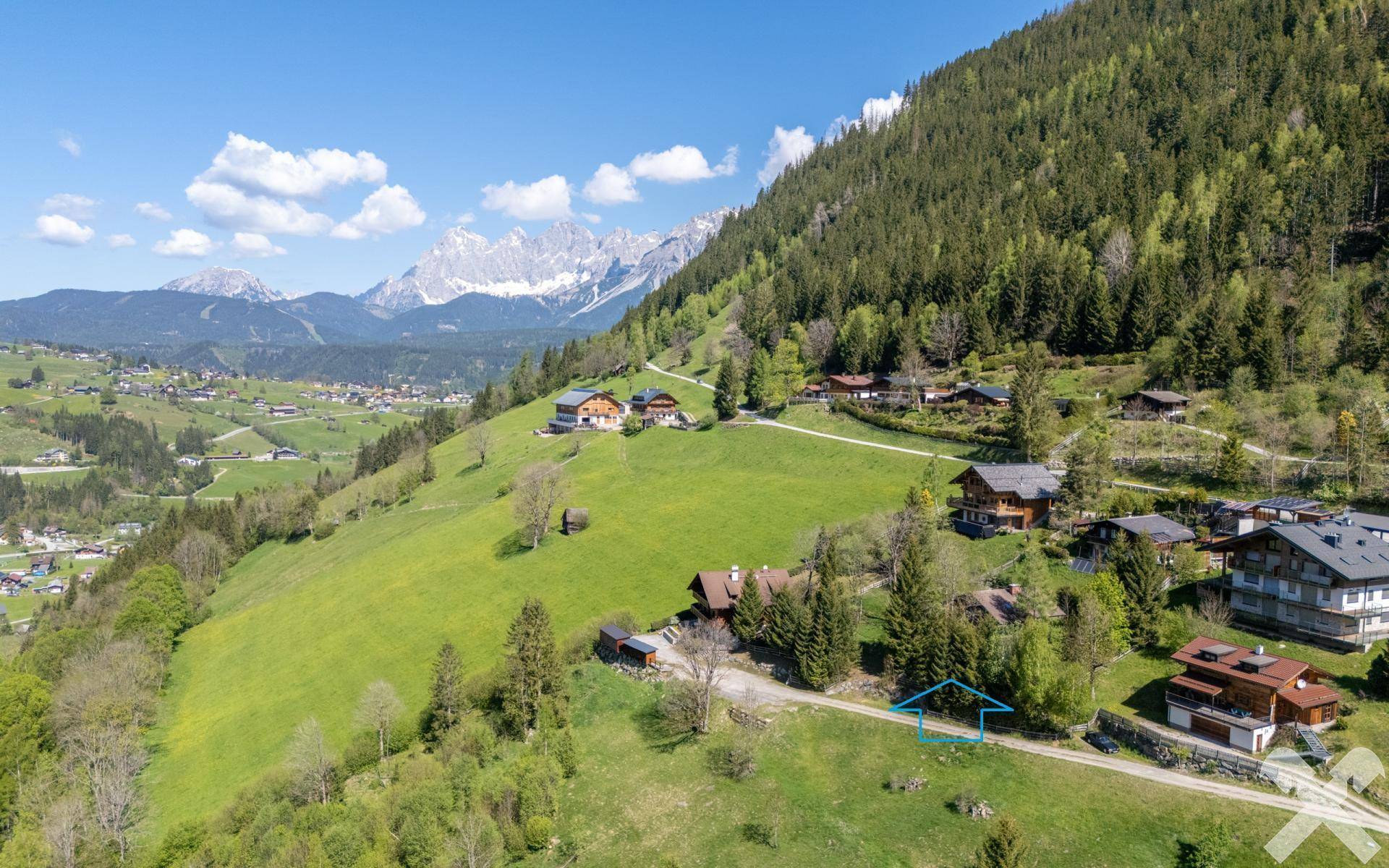 Außenansicht und Blick Richtung Dachstein