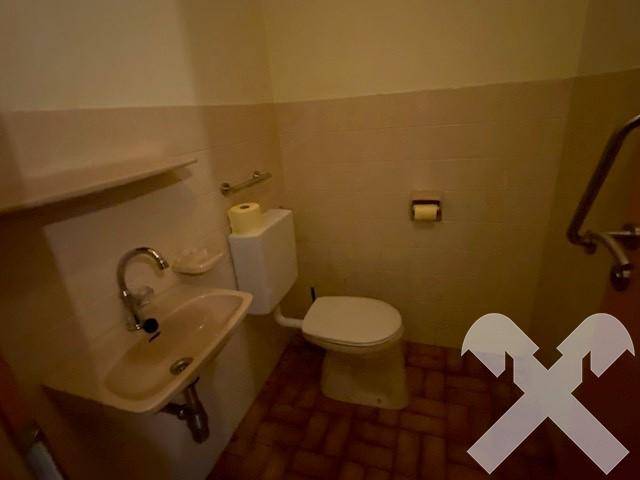 WC mit Waschbecken
