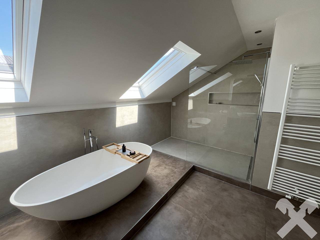 Badewanne und Dusche im OG