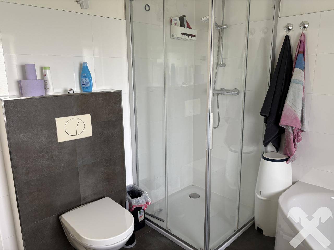 Badezimmer mit Dusche und WC im OG
