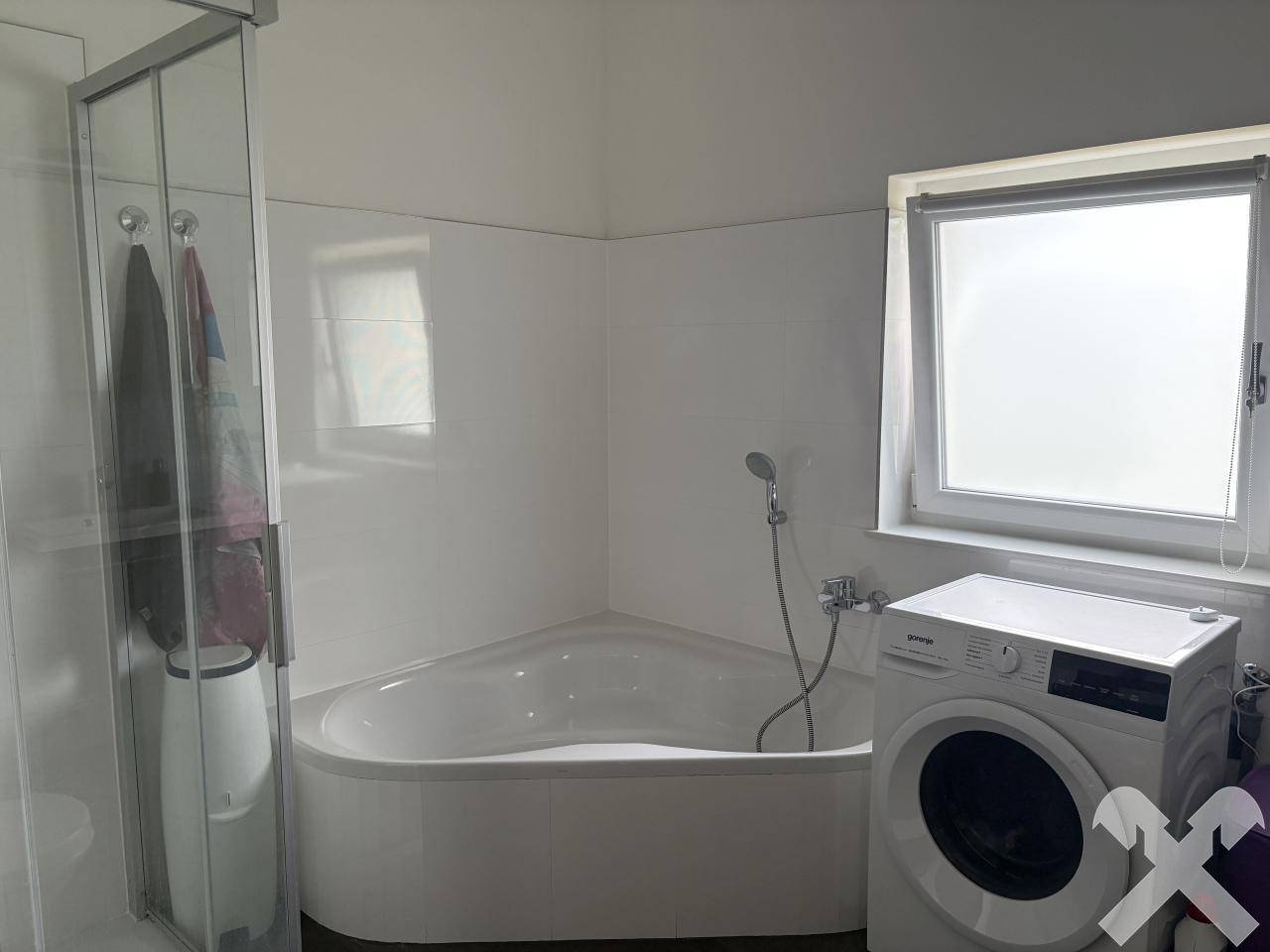 Badezimmer mit Wanne im OG
