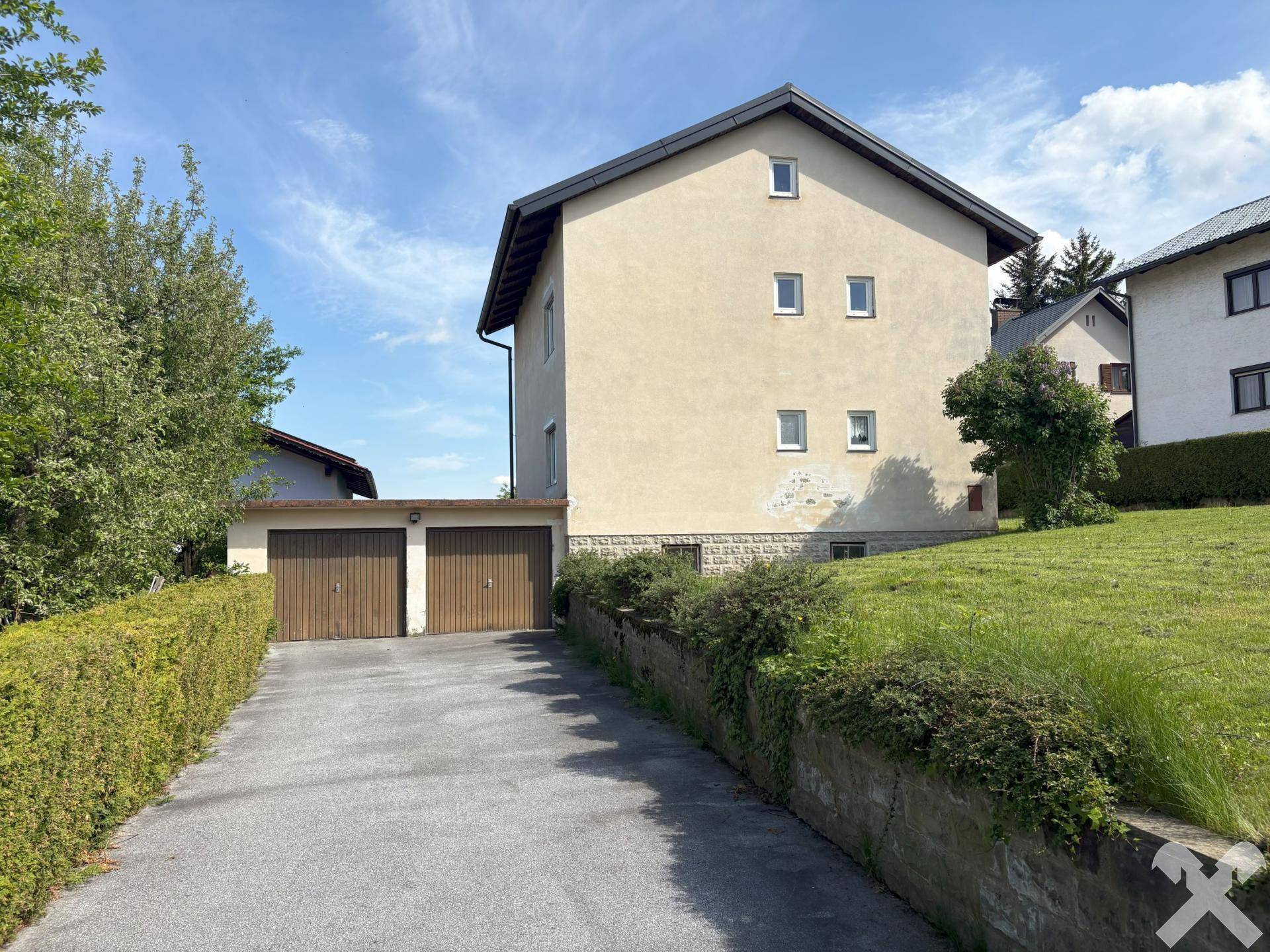 Einfahrt - Wohnhaus