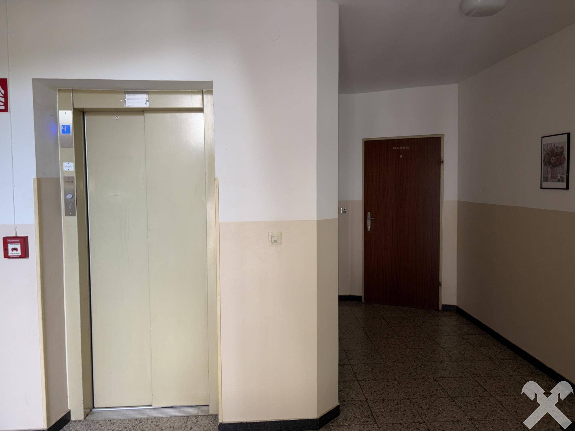 Stiegenhaus mit Liftanlage
