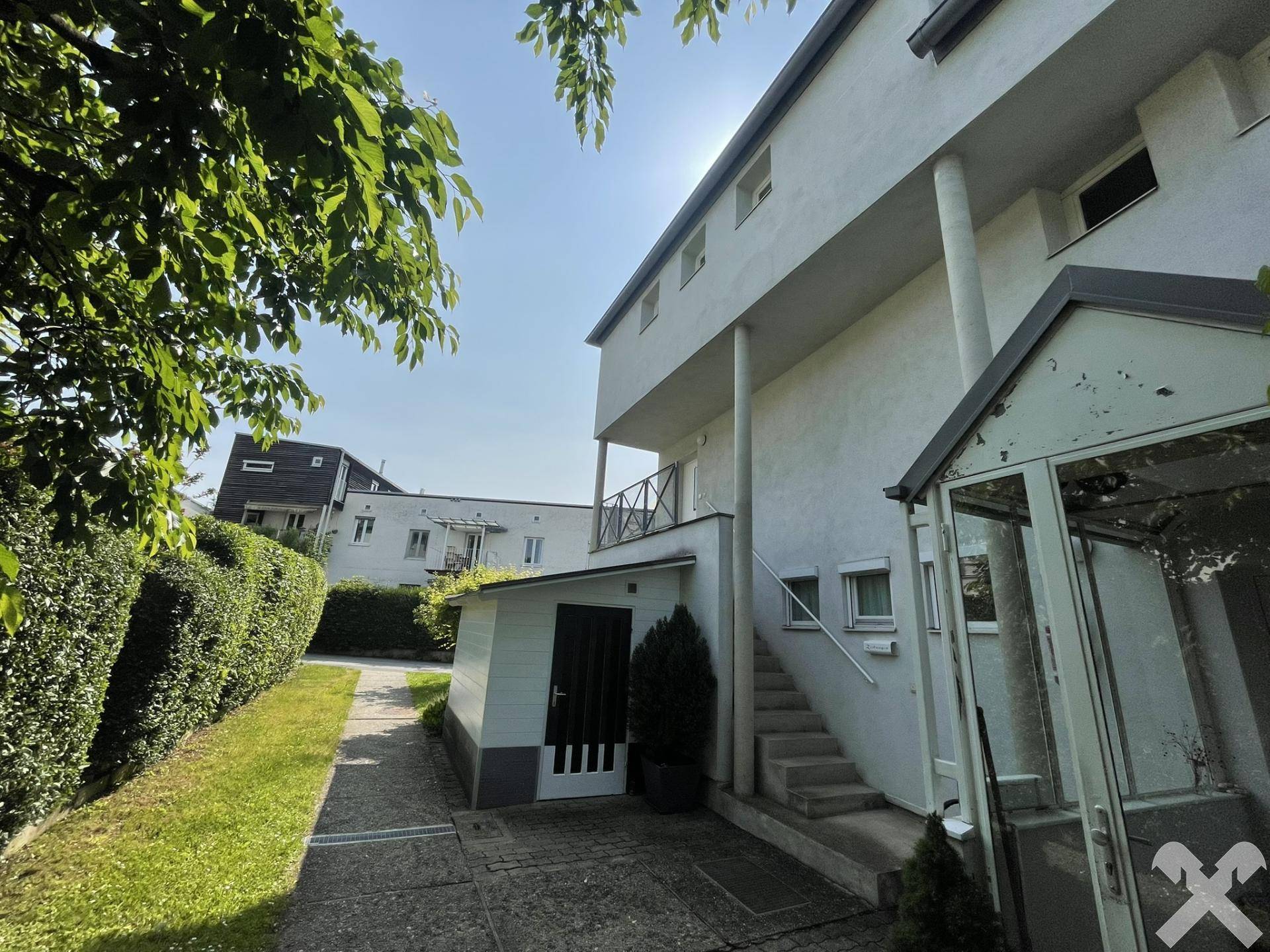 Zugang mit kleinem Gartenanteil (Gartenhütte)