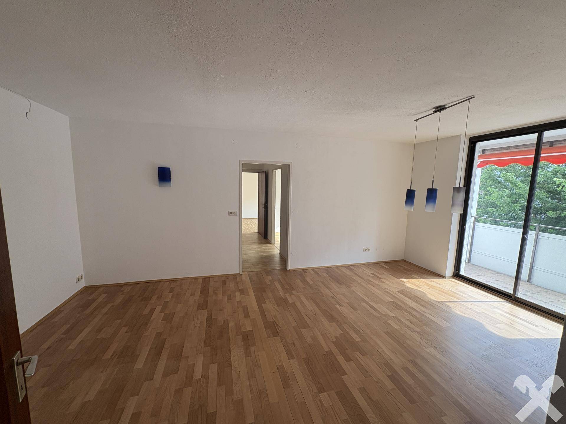 Wohnzimmer mit Zugang Balkon