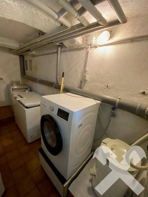 Keller mit Waschmaschine und Tiefkühltruhe