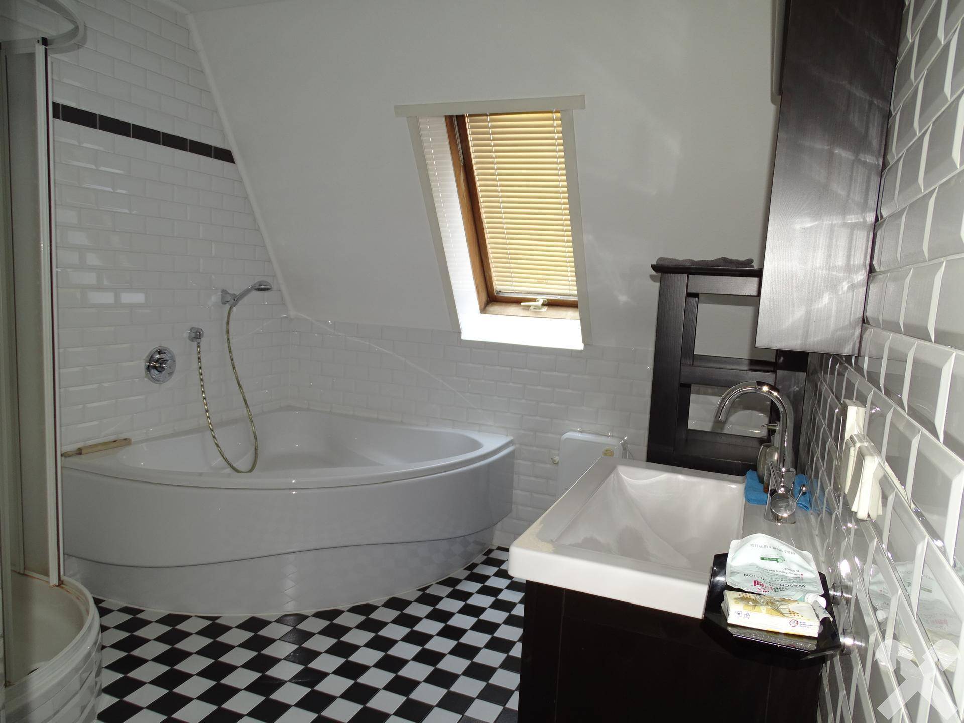Bad mit Dusche und Badewanne
