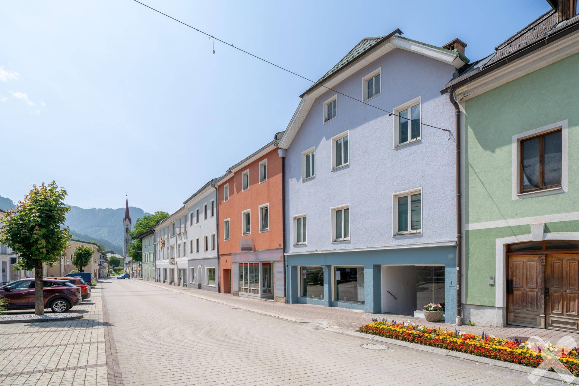 Eingang Hauptstraße mit ausreichend öffentlichen Parkplätzen