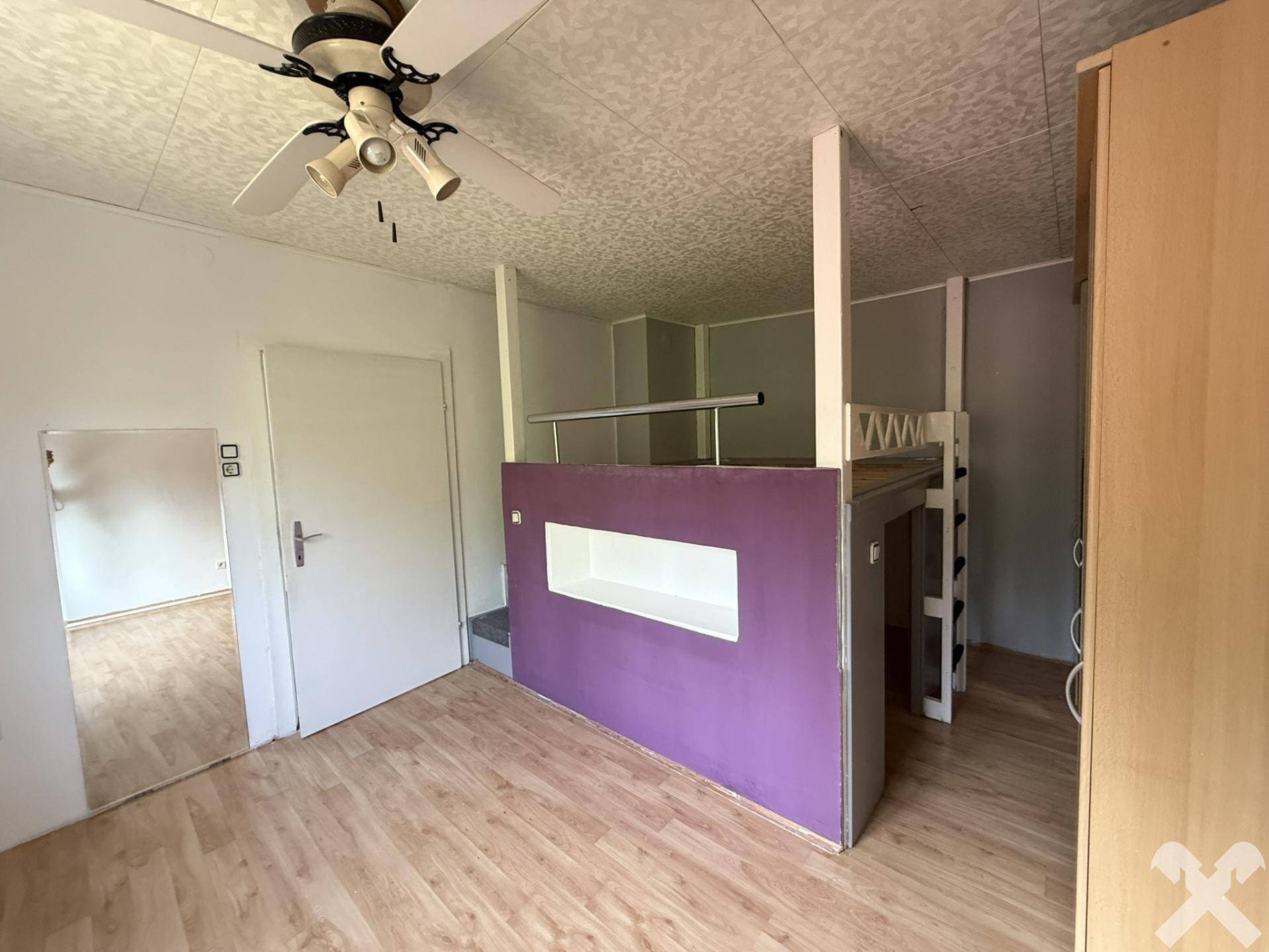 Zimmer mit Hochbett und Stauraum