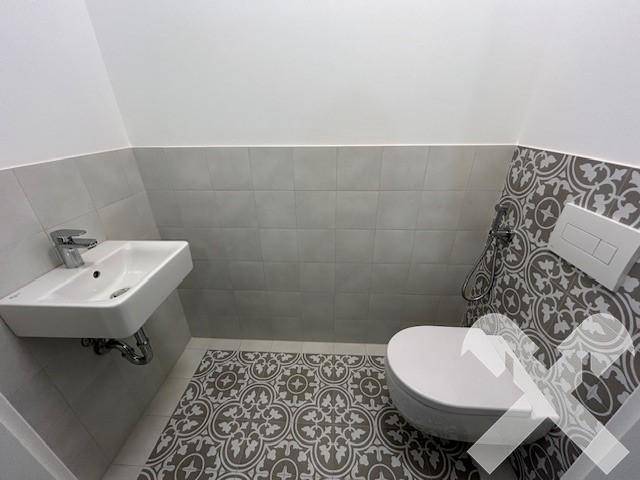separates WC