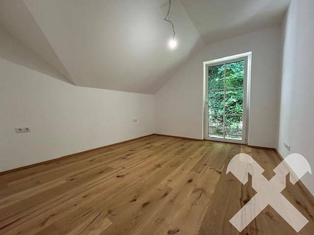 Schlafzimmer mit Zugang zu einem kleinen Gartenbereich
