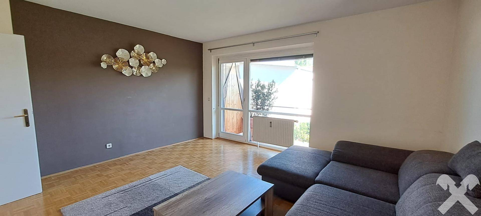 großzügiges Wohnzimmer mit Ausgang auf den Balkon