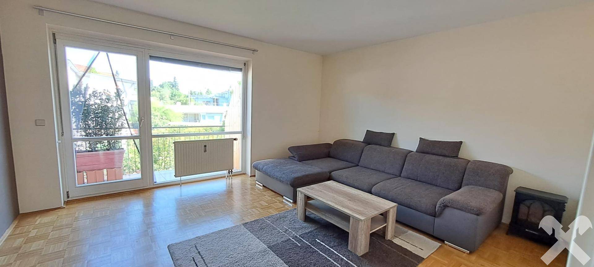 großzügiges Wohnzimmer mit Ausgang auf den Balkon