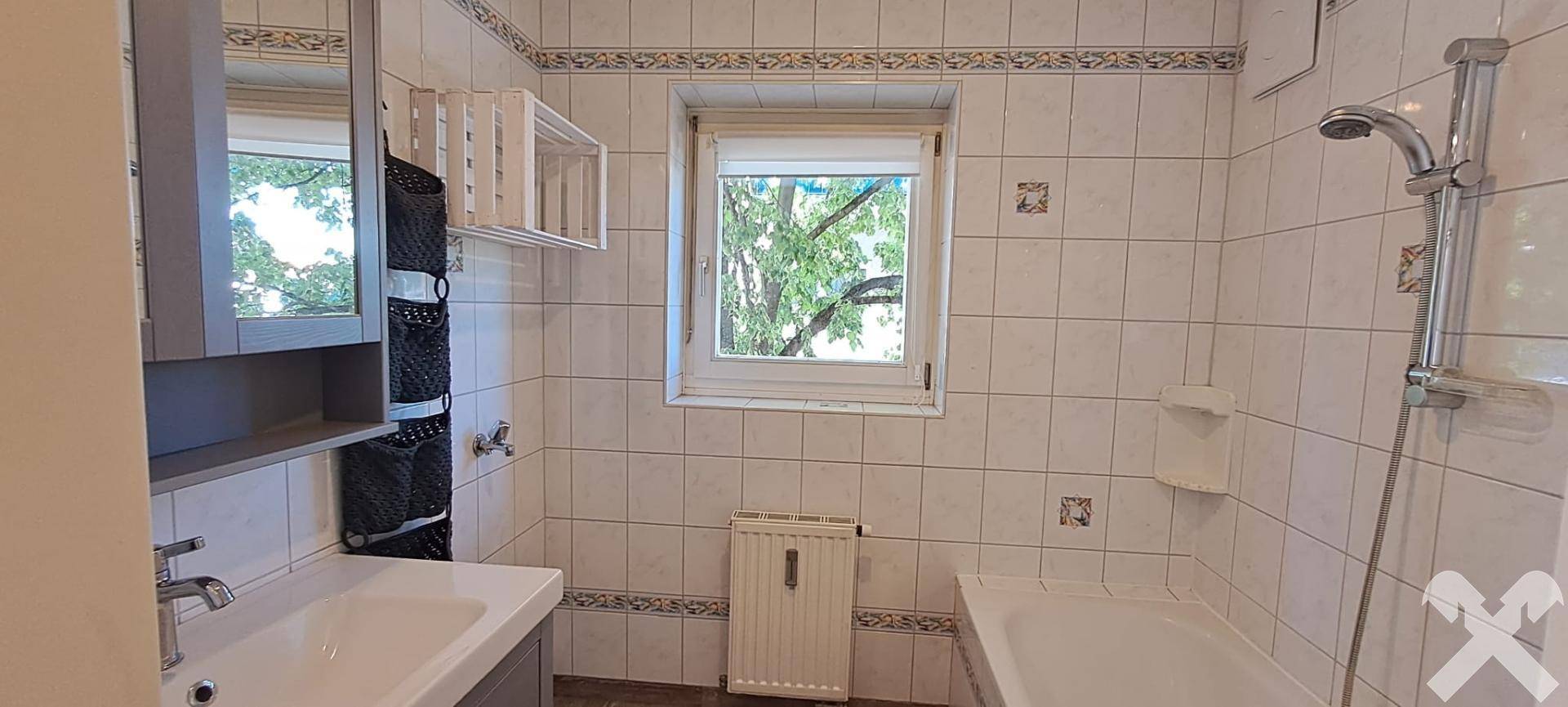 Badezimmer mit Fenster, WC separat