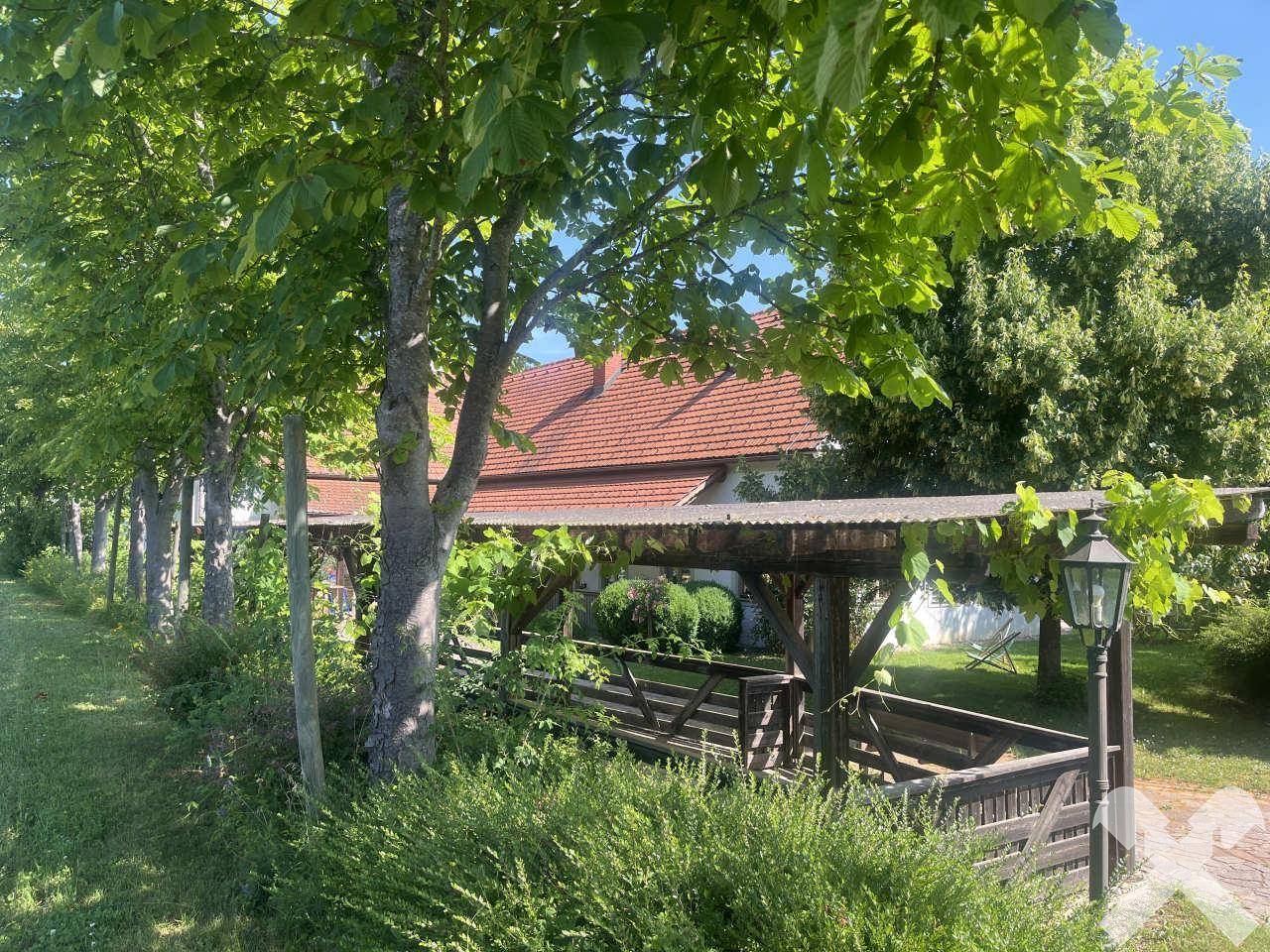 Garten mit Kegelbahn