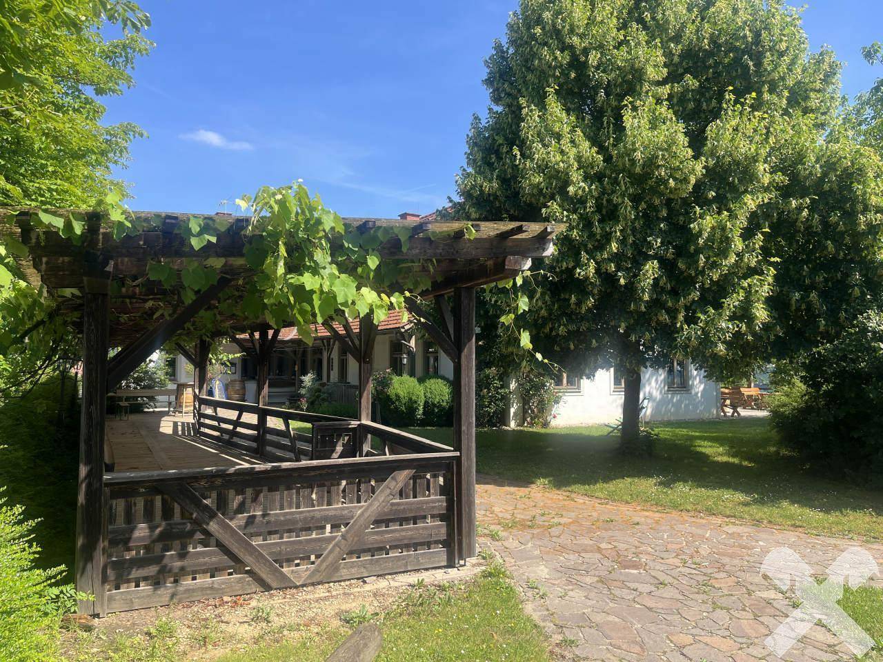 Garten mit Kegelbahn