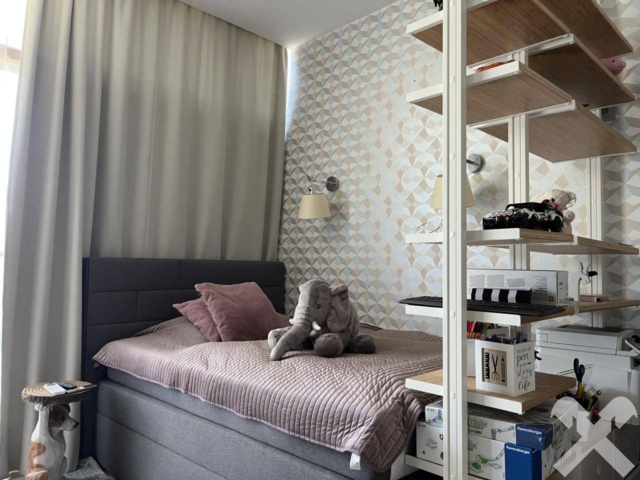 Kinderzimmer oder Gästezimmer mit Einzelbett und dekorativer Tapete.