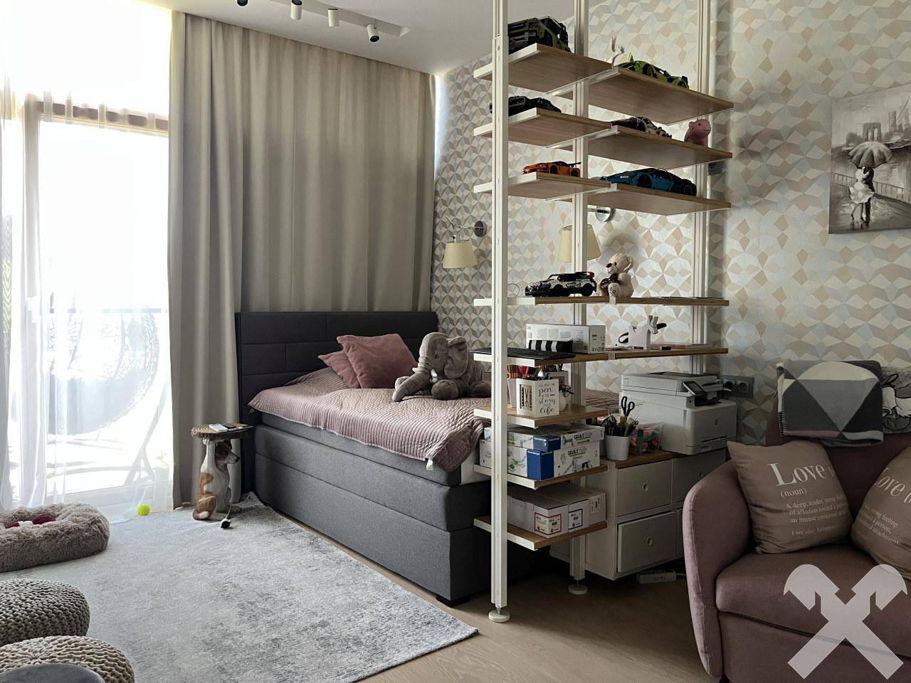 Helles Kinderzimmer oder Gästezimmer mit Bett, Regal und Spielbereich.