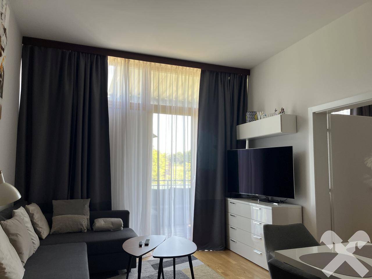 Wohnraum mit Balkonzugang
