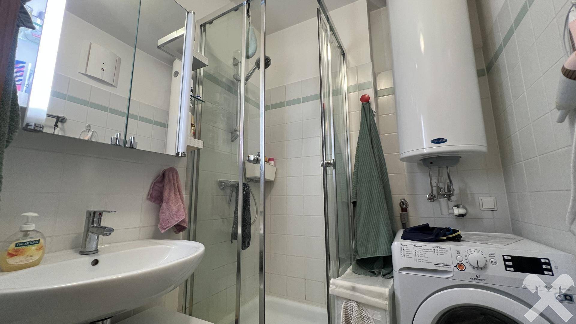 Badezimmer mit Dusche