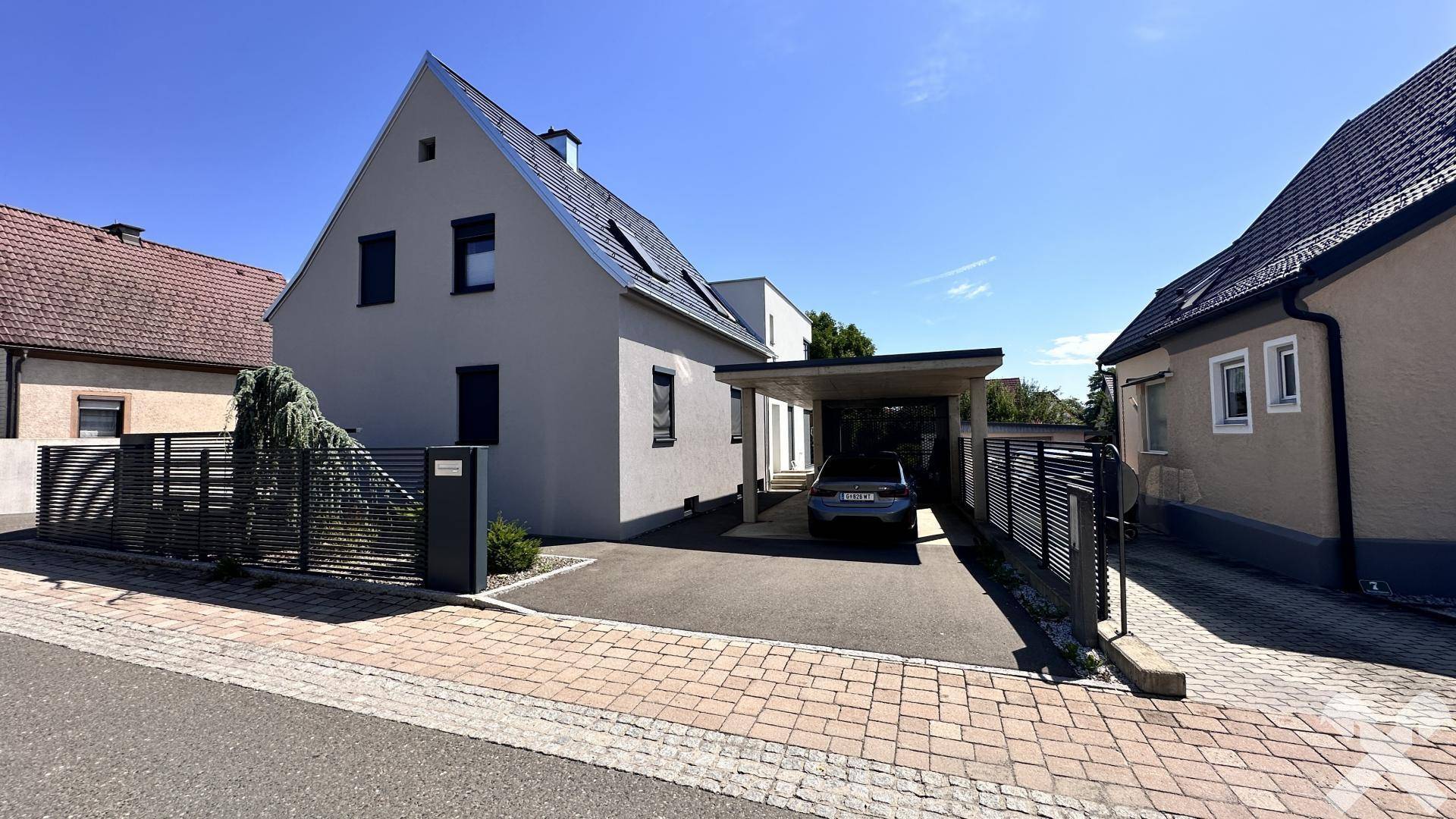 Rückansicht mit Carport
