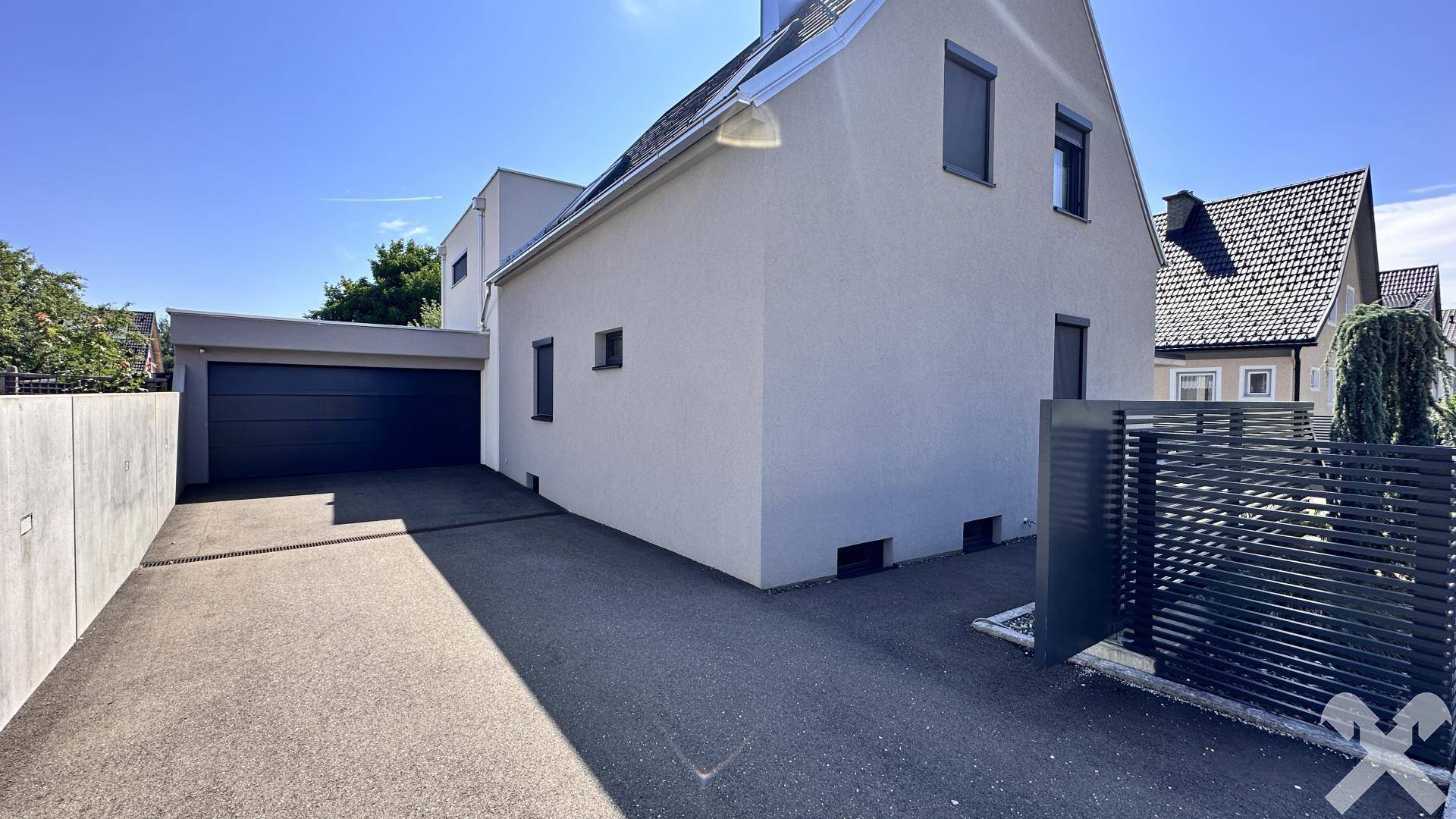 Rückansicht mit Doppelgarage
