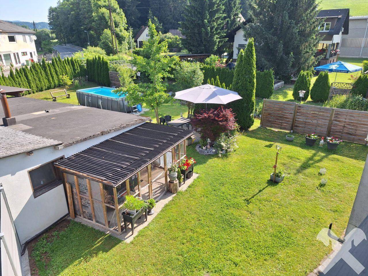 Garten mit Nebengebäude