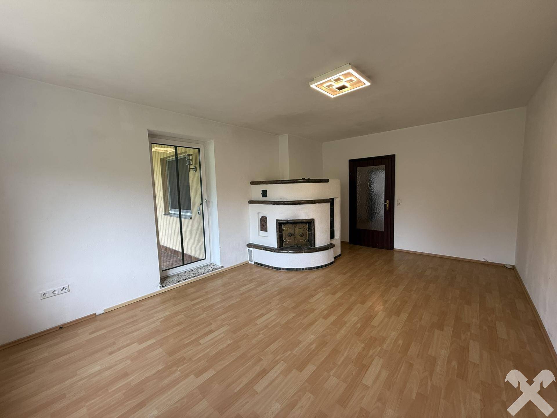 Wohnzimmer mit Kachelofen