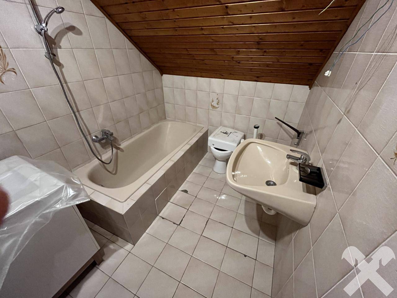 Bad mit Wanne im DG