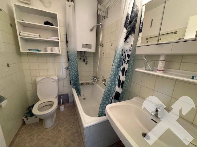 Badezimmer mit Wanne und WC