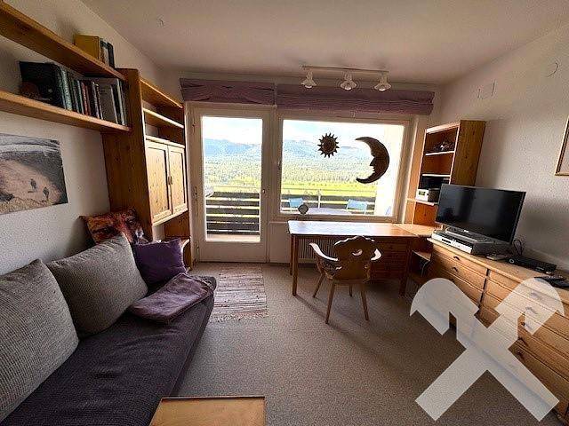 Wohnzimmer mit Zugang zum Balkon