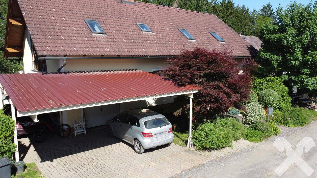 Wohnhaus mit Carport
