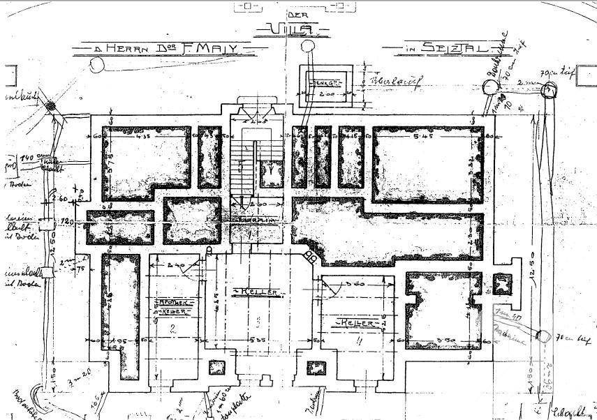 Handgezeichneter Grundriss eines Kellergeschosses mit Gartenbereichen und Außenanlagen.