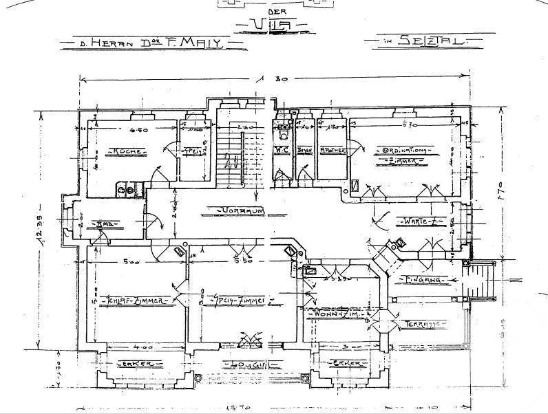 Detaillierter Grundriss des Erdgeschosses mit verschiedenen Räumen und Terrassenzugang.