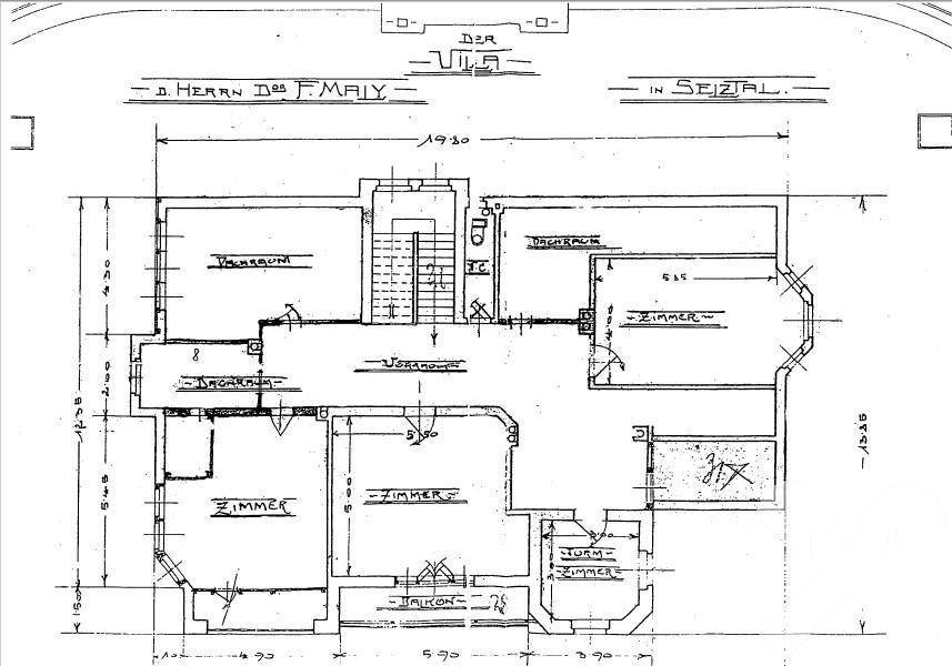 Detaillierter handgezeichneter Grundriss einer Etage mit mehreren Zimmern, Bad und Balkon.